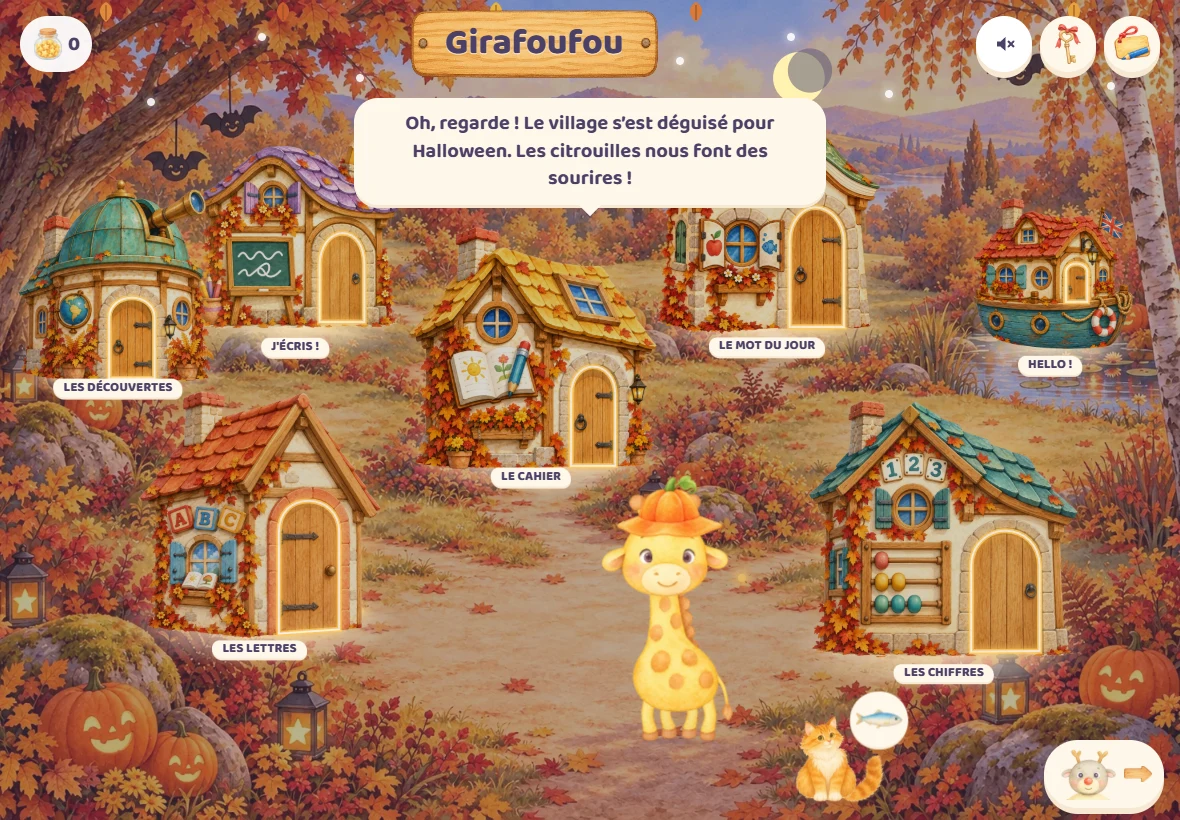 Le village du jeu en Halloween : des citrouilles qui sourient, des chauves-souris de papier dans l’arbre, et Girafoufou coiffée de son chapeau-citrouille devant les maisons